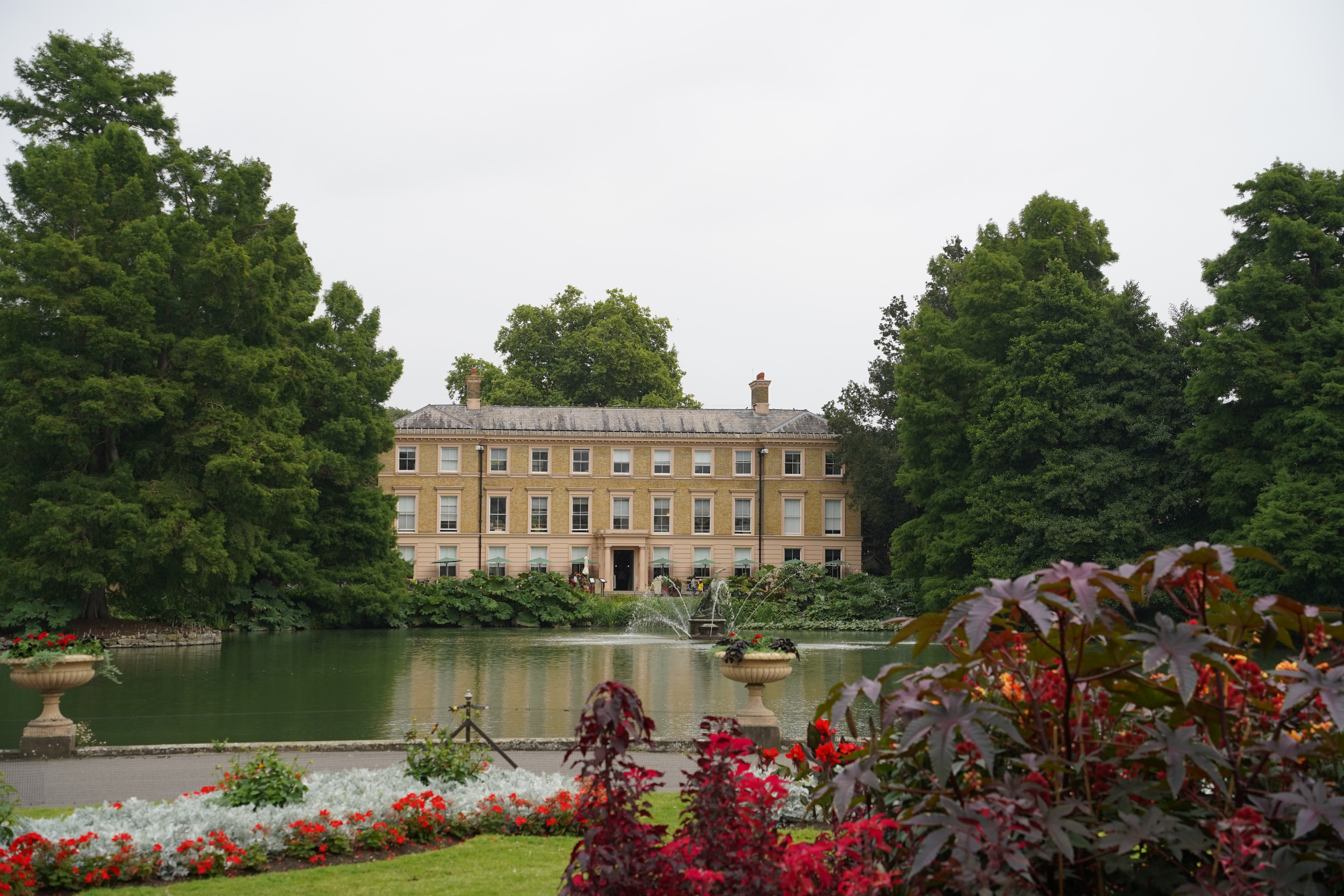 An image of a house on a pond in Kew Gardens.